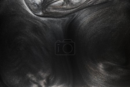 Téléchargez les photos : Noir blanc gris fond d'encre d'alcool. Peinture sombre explosion sous-marine. taches ondulées éclaboussent aquarelle acrylique. Exoplanète océan abstrait - en image libre de droit