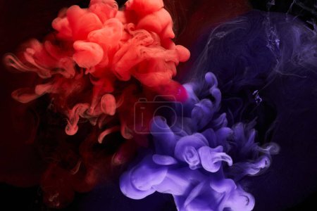 Czerwony fioletowy tło abstrakcyjne atrament. Tło farby akrylowej do perfum, hookah, kosmetyków. Tajemnicze chmury dymne, kolorowa mgła
