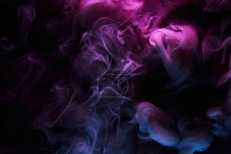 Téléchargez les photos : Fond abstrait violet foncé, fumée de couleur de luxe, peinture acrylique explosion sous-marine, encre tourbillonnante cosmique - en image libre de droit