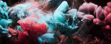 Téléchargez les photos : Encre rouge émeraude fond abstrait. Peinture acrylique toile de fond pour parfum, narguilé, cosmétiques. Mystérieux nuages de fumée, brouillard coloré - en image libre de droit