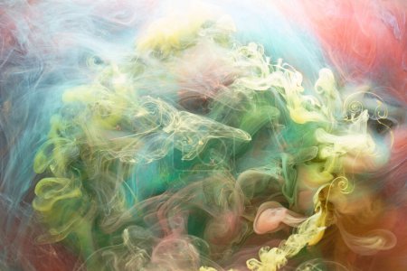 Téléchargez les photos : Fond abstrait à encre multicolore contrastée. Peinture acrylique toile de fond pour parfum, narguilé, cosmétiques. Mystérieux nuages de fumée, brouillard coloré - en image libre de droit