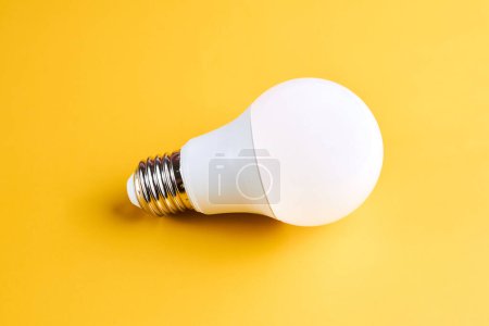 Téléchargez les photos : Ampoule isolée sur fond jaune - en image libre de droit