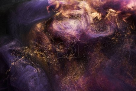 Foto de Fondo abstracto brillante lila, humo de oro de lujo, pintura acrílica explosión bajo el agua, tinta cósmica remolino - Imagen libre de derechos