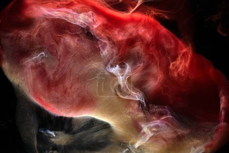 Foto de Fondo abstracto de tinta roja en contraste. Pinturas acrílicas multicolores telón de fondo para perfume, narguile, cosméticos. Misteriosas nubes de humo, niebla colorida - Imagen libre de derechos