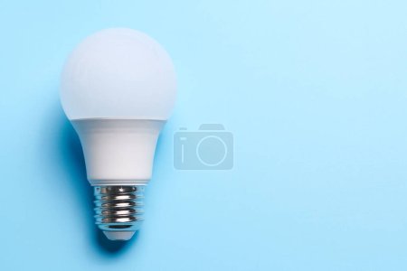 Téléchargez les photos : Ampoule isolée sur fond bleu - en image libre de droit
