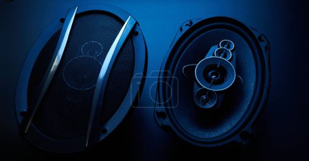 Foto de Altavoces de sonido de coche negro primer plano sobre un fondo negro, sistema de audio, subwoofer bajo duro - Imagen libre de derechos