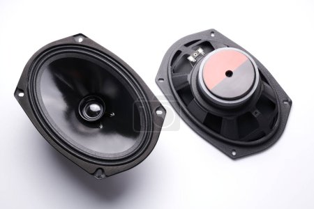 Foto de Negro altavoces de sonido del coche primer plano sobre un fondo blanco, sistema de audio, subwoofer bajo duro - Imagen libre de derechos