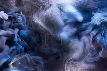 Foto de Fondo abstracto de tinta azul. Fondo de pintura acrílica para perfume, narguile, cosméticos. Misteriosas nubes de humo, niebla colorida - Imagen libre de derechos