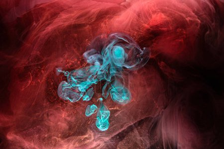 Foto de Esmeralda tinta roja fondo abstracto. Fondo de pintura acrílica para perfume, narguile, cosméticos. Misteriosas nubes de humo, niebla colorida - Imagen libre de derechos