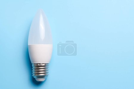Téléchargez les photos : Ampoule isolée sur fond bleu - en image libre de droit