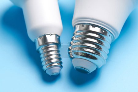 Foto de Diferentes tipos de bombillas aisladas sobre fondo azul - Imagen libre de derechos