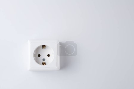 Foto de Zócalo blanco aislado sobre fondo blanco. Concepto de iluminación eléctrica - Imagen libre de derechos