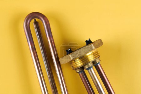Foto de Set de diferentes tipos Elementos calefactores tubulares de acero para lavadoras, agua hirviendo, calefacción, aislados sobre fondo amarillo - Imagen libre de derechos