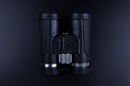 Foto de Nuevos binoculares aislados sobre fondo negro. Piso tendido, vista superior - Imagen libre de derechos