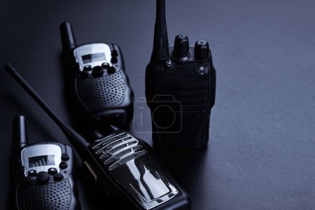 Foto de Rectángulo negro dispositivo portátil con antena aislada sobre fondo negro. transceptor de radio listo para la comunicación. radio, walkie-talkie - Imagen libre de derechos