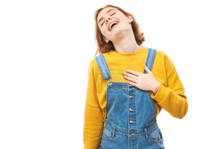 Foto de Retrato de chica pelirroja positiva en jeans casuales emocionalmente se regocija y se siente feliz aislado sobre fondo blanco, banner publicitario - Imagen libre de derechos