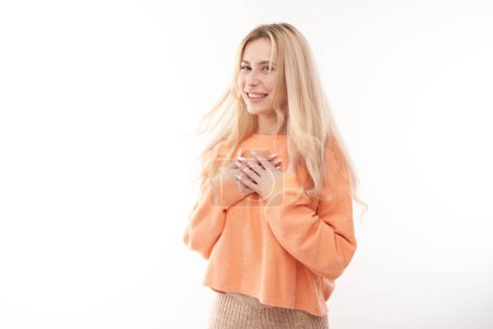 Téléchargez les photos : Portrait fille blonde positive se réjouit émotionnellement et se sent heureux satisfait isolé sur fond blanc, bannière publicitaire - en image libre de droit
