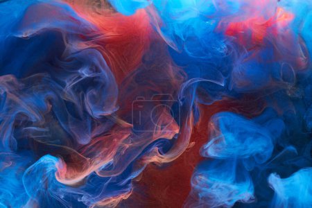 Téléchargez les photos : Encre rouge bleu fond abstrait. Peinture acrylique toile de fond pour parfum, narguilé, cosmétiques. Mystérieux nuages de fumée, brouillard coloré - en image libre de droit