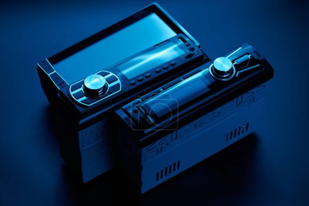 Foto de Grabadora de cinta de radio de coche negro primer plano sobre fondo negro, sistema de audio, panel de control - Imagen libre de derechos