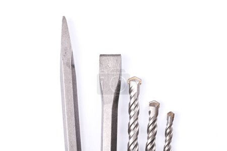 Foto de Cincel metálico y brocas en hormigón para perforador aislado sobre fondo blanco - Imagen libre de derechos