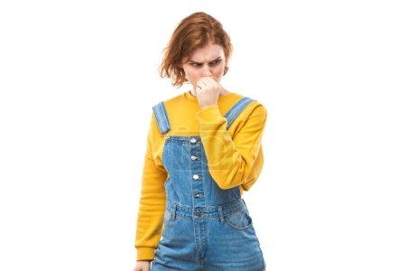 Téléchargez les photos : Rousse jeune femme tenant le nez pour éviter l'odeur dégoûtante, pince le nez et la bouche avec les doigts et retenant le souffle isolé sur fond blanc - en image libre de droit