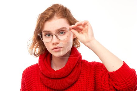 Téléchargez les photos : Rousse jeune femme portant des lunettes plissant tout en regardant la caméra isolée sur fond blanc. Concept de problèmes de vision - en image libre de droit