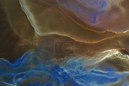 Foto de Alcohol tinta fondo colorido abstracto. Olas de pintura acrílica en contraste en agua. Textura de mármol oscuro. Patrón para imprimir. Manchas y salpicaduras vibrantes - Imagen libre de derechos