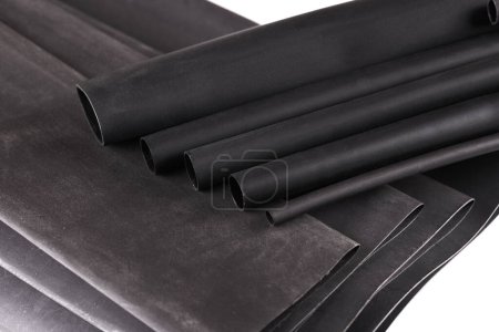 Foto de Material de aislamiento de alambre negro, cloruro de polivinilo, polietileno, caucho aislado sobre fondo blanco - Imagen libre de derechos