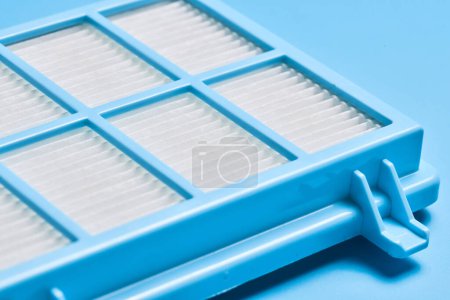 Téléchargez les photos : Nouveaux filtres à air poussière propre pour aspirateur isolé sur fond bleu - en image libre de droit