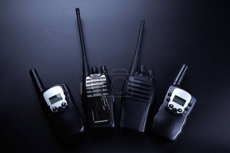 Foto de Rectángulo negro dispositivo portátil con antena aislada sobre fondo negro. transceptor de radio listo para la comunicación. radio, walkie-talkie - Imagen libre de derechos