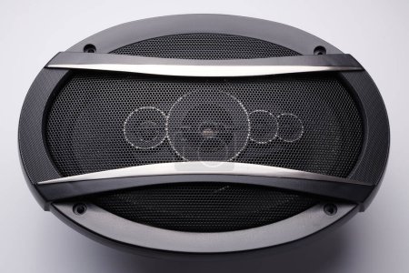 Téléchargez les photos : Haut-parleurs de voiture noir close-up sur un fond blanc, système audio, grave subwoofer - en image libre de droit