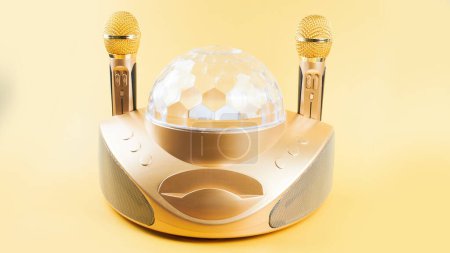 Téléchargez les photos : Sonorisation avec microphones couleur dorée, boîte Karaoké avec boule disco isolée sur fond jaune - en image libre de droit