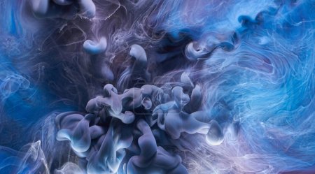 Téléchargez les photos : Encre bleue fond abstrait. Peinture acrylique toile de fond pour parfum, narguilé, cosmétiques. Mystérieux nuages de fumée, brouillard coloré - en image libre de droit