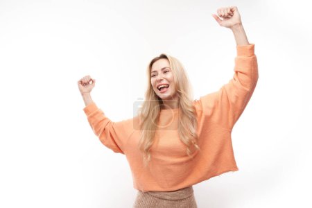 Téléchargez les photos : Portrait fille blonde positive se réjouit émotionnellement et se sent heureux satisfait isolé sur fond blanc, bannière publicitaire - en image libre de droit