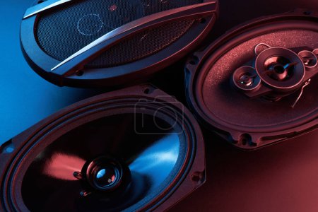 Téléchargez les photos : Haut-parleurs de voiture noir close-up sur un fond noir, système audio, grave subwoofer - en image libre de droit