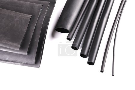Foto de Material de aislamiento de alambre negro, cloruro de polivinilo, polietileno, caucho aislado sobre fondo blanco - Imagen libre de derechos