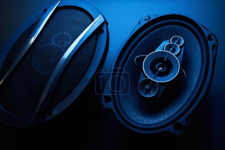 Téléchargez les photos : Haut-parleurs de voiture noir close-up sur un fond noir, système audio, grave subwoofer - en image libre de droit