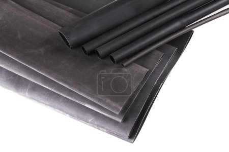Téléchargez les photos : Matériau isolant fil noir, Polychlorure de vinyle, Polyéthylène, Caoutchouc isolé sur fond blanc - en image libre de droit
