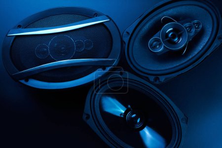 Foto de Altavoces de sonido de coche negro primer plano sobre un fondo negro, sistema de audio, subwoofer bajo duro - Imagen libre de derechos