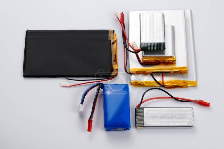 Foto de Diferentes tipos de batería de litio aislada sobre fondo blanco - Imagen libre de derechos