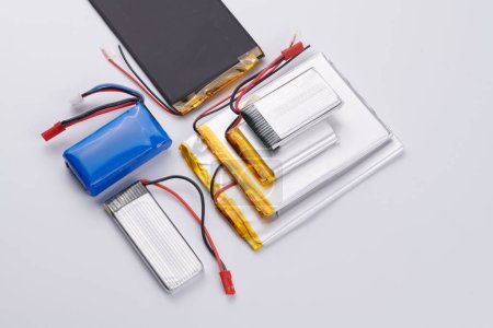 Foto de Diferentes tipos de batería de litio aislada sobre fondo blanco - Imagen libre de derechos