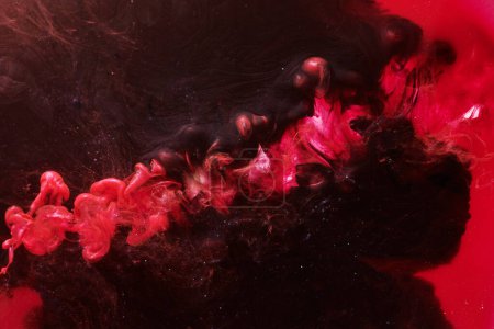 Téléchargez les photos : Red black abstract ocean background. Splashes and waves of paint under water, clouds of smoke in motion - en image libre de droit