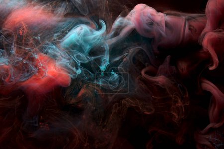Téléchargez les photos : Fond abstrait à encre multicolore contrastée. Peinture acrylique toile de fond pour parfum, narguilé, cosmétiques. Mystérieux nuages de fumée, brouillard coloré - en image libre de droit