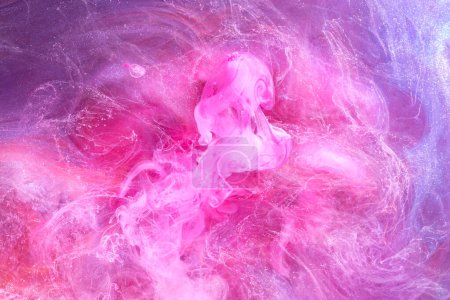 Téléchargez les photos : Doux fond océanique abstrait rose. Éclaboussures, gouttes et vagues de peinture sous l'eau, nuages de fumée en mouvement - en image libre de droit