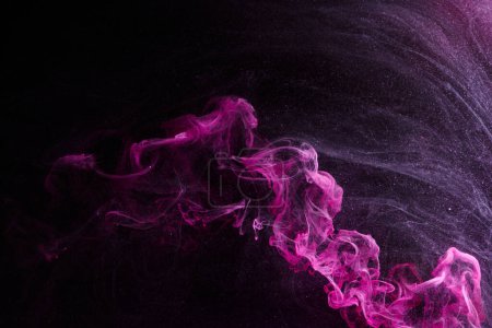 Téléchargez les photos : Dark Pink and black abstract ocean background. Splashes, drops and waves of paint under water, clouds of smoke in motion - en image libre de droit