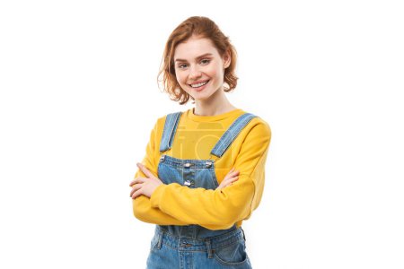 Foto de Retrato de atractiva chica pelirroja en amarillo casual sonriente alegremente aislada sobre fondo blanco del estudio - Imagen libre de derechos
