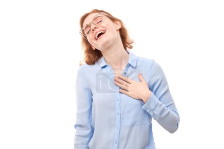Foto de Retrato de chica pelirroja positiva en camisa de negocios emocionalmente se regocija y se siente feliz aislado en el fondo blanco, banner publicitario - Imagen libre de derechos