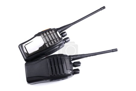 Foto de Rectángulo negro dispositivo portátil con antena aislada sobre fondo blanco. transceptor de radio listo para la comunicación. radio, walkie-talkie - Imagen libre de derechos