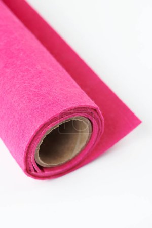 Téléchargez les photos : Soft felt textile material of pink color, colorful texture fabric roll close-up - en image libre de droit