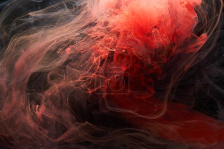 Foto de Tinta negra roja fondo abstracto. Fondo de pintura acrílica para perfume, narguile, cosméticos. Misteriosas nubes de humo, niebla colorida - Imagen libre de derechos